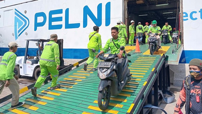 Sebanyak 2.384 penumpang mudik motor gratis turun di Pelabuhan Tanjung Emas, Semarang. Mereka diantar olek kapal Pelni.