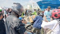 Pemudik turun dari kapal secara teratur untuk antre mengambil motor yang sudah diturunkan operator.