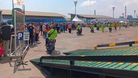Proses penurunan dilakukan dalam empat gelombang sesuai lokasi motor di dalam dek kapal. Di saat yang bersamaan para pemudik satu per satu mengambil motor milik mereka.