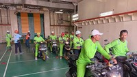 Proses penurunan motor dan penumpang ini terus dilakukan sampai selesai. Proses ini memakan waktu sekitar 3 jam lebih.