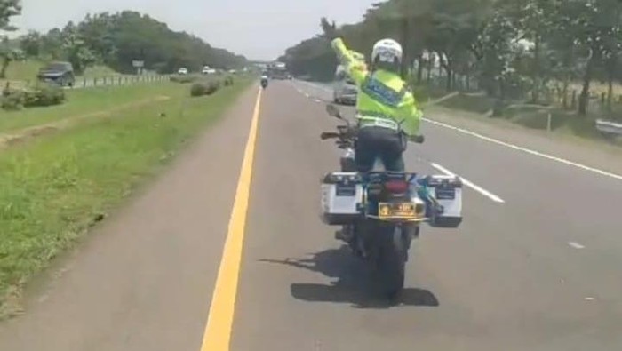 Tangkapan layar video viral polisi lawan arus kawal ambulans di tol Cipali