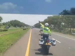 Aksi Polisi Indramayu Lawan Arus di Tol Cipali demi Kawal Ambulans