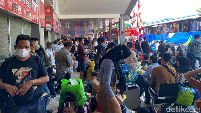 Terminal Kalideres, Jakarta Barat, Senin (8/4/2024). (Tina Susilawati/detikcom).