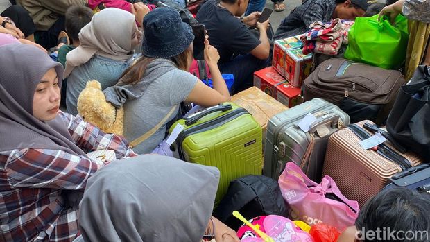 Terminal Kalideres, Jakarta Barat, Senin (8/4/2024). (Tina Susilawati/detikcom).