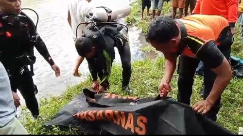 Tim SAR gabungan mengevakuasi jasad remaja tenggelam di Sungai Wae Ara, Kecamatan Lembor, Kabupaten Manggarai Barat, NTT. (Tangkapan layar video Basarnas Maumere)