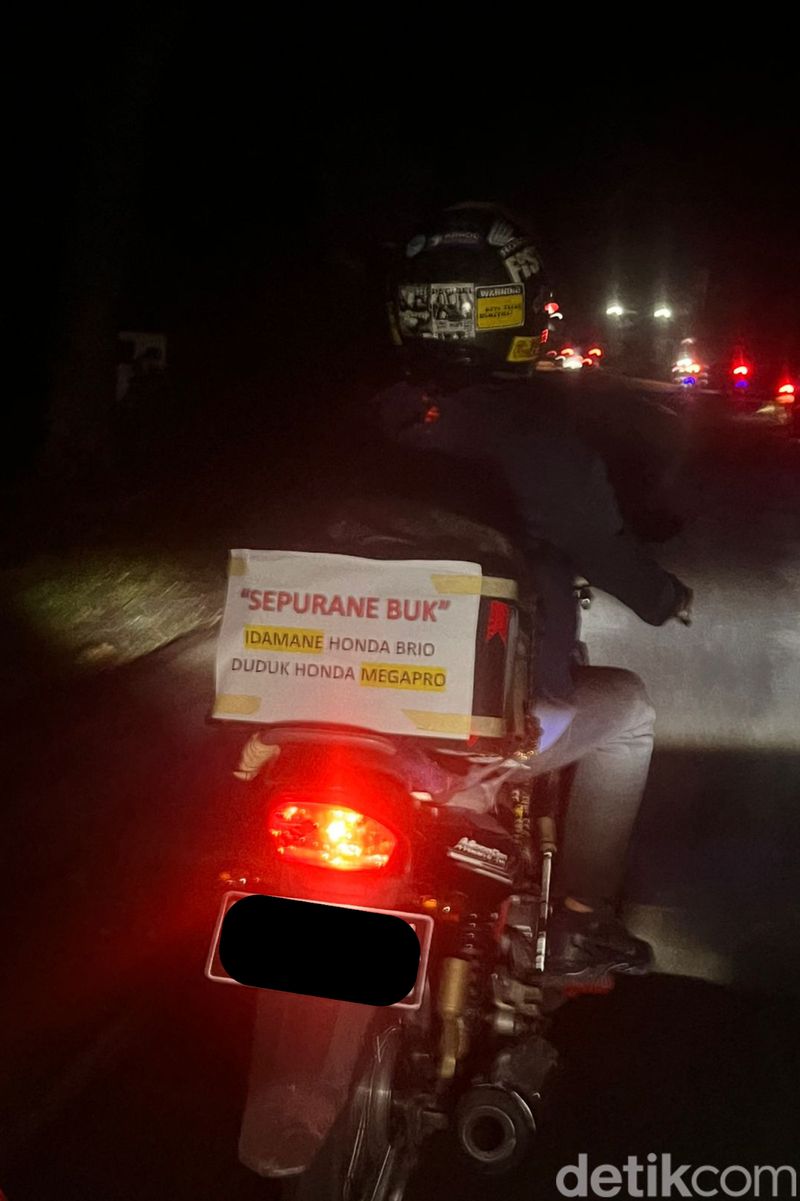 Tingkah kocak para pemudik di Jalan Denpasar-Gilimanuk, Jembrana, Bali, Minggu (7/4/2024). (Noviana Windri/detikBali)