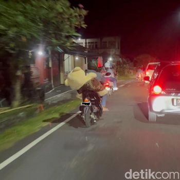 Tingkah kocak para pemudik di Jalan Denpasar-Gilimanuk, Jembrana, Bali, Minggu (7/4/2024). (Noviana Windri/detikBali)