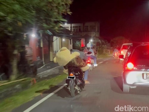 Tingkah kocak para pemudik di Jalan Denpasar-Gilimanuk, Jembrana, Bali, Minggu (7/4/2024). (Noviana Windri/detikBali)