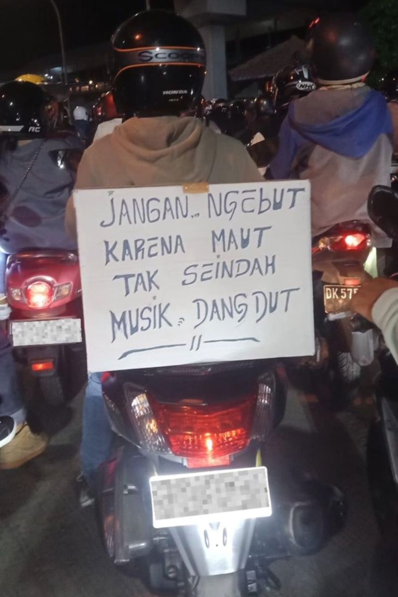 Tingkah kocak pemudik di Jalan Denpasar-Gilimanuk, Jembrana, Bali. (Instagram @infojembrana)