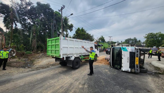 Truk pengangkut tanah yang terbalik di Pancur Batu.(Dok. Polda Sumut)