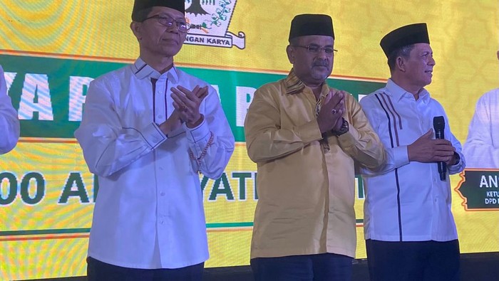 Wakil Wali Kota Batam sekaligus Ketua DPD Nasdem Batam Amsakar Achmad (kiri) saat menghadiri kegiatan buka puasa Partai Golkar Kepri di Batam.(Istimewa)