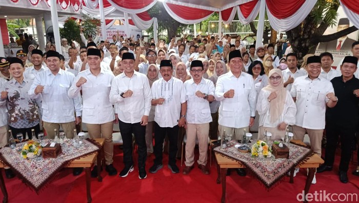 Walkot Eri saat berkunjung ke Gerindra Surabaya