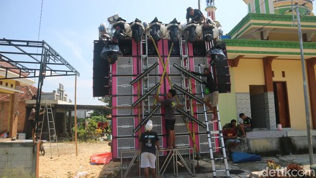 Warga Kudus menyiapkan 'sound horeg' untuk memeriahkan takbiran, Senin (8/4/2024).