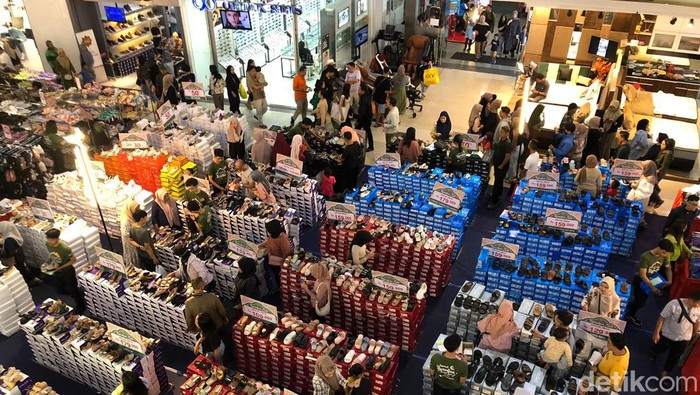 Warga Malang menyerbu pusat perbelanjaan berburu baju Lebaran