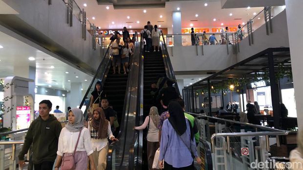 Warga Malang menyerbu pusat perbelanjaan berburu baju Lebaran