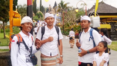 Yande, Made Parta, dan Nyoman Kibul, tiga pemedek yang berjalan kaki selama 11 jam untuk sembahyang ke Pura Agung Besakih. (Dok. pribadi Yande)