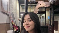 Momen lain Zee kulineran tampak di sebuah restoran Jepang. Ia memegang semangkuk dessert yang menggugah selera. Foto: Instagram @jkt48.zee