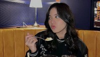Wanita berusia 19 tahun ini kerap terlihat menikmati es krim. Salah satunya es krim dan sereal bowl dari sebuah kafe yang kekinian ini. Foto: Instagram @jkt48.zee