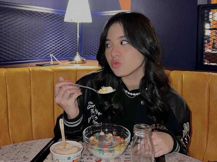 Zee JKT48 Doyan Makan Es Krim hingga AYCE Daging Panggang