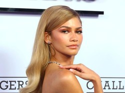 7 Gaya Berbeda Zendaya dengan Rambut Pirang, Cantik Bak Barbie Hidup