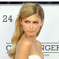 Bintang film ‘Dune’ ini melengkapi penampilan elegannya dengan kalung rantai silver bertatahkan berlian, anting stud serta cincin besar. Foto: Getty Images/Kristy Sparow