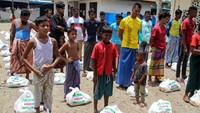 Pengungsi etnis Rohingya mendapat bantuan paket Lebaran dari Human Appeal Australia di tempat penampungan bekas kantor Imigrasi di Desa Blang Mee, Blang Mangat, Lhokseumawe, Aceh, Selasa (9/4/2024).
