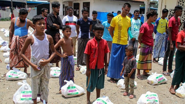 252 Pengungsi Rohingya Terima Bantuan Paket Lebaran Pengungsi etnis Rohingya mendapat bantuan paket Lebaran dari Human Appeal Australia di tempat penampungan bekas kantor Imigrasi di Desa Blang Mee, Blang Mangat, Lhokseumawe, Aceh, Selasa (9/4/2024). Paket Lebaran yang berisi bahan pokok makanan harian itu diberikan kepada 252 jiwa pengungsi etnis Rohingya untuk menyambut Idul Fitri 1445 H di Aceh. ANTARA FOTO/Rahmad/pras.