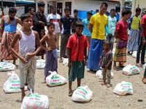 252 Pengungsi Rohingya Terima Bantuan Paket Lebaran
