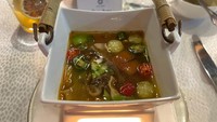 Menu pembukanya ada sup hangat spesial ini. Primadonanya yaitu Garang Asem yang dibuat dengan daging US Short Ribs tebal dan empuk. Foto: Detikcom / Atiqa Rana
