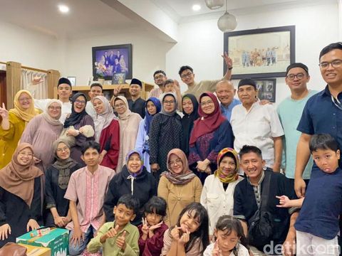 Aksi kompak viral punya sepupu satu frekuensi saat kumpul keluarga, viral di TikTok. Foto keluarga Tasya. Video tentang aksi kompak punya sepupu satu frekuensi saat kumpul keluarga, viral di TikTok.