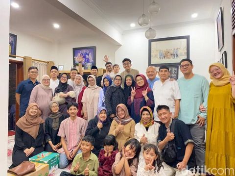 Aksi kompak viral punya sepupu satu frekuensi saat kumpul keluarga, viral di TikTok. Foto keluarga Tasya. Video tentang aksi kompak punya sepupu satu frekuensi saat kumpul keluarga, viral di TikTok.