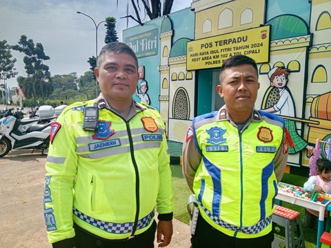 Aksi polisi stut mobil pemudik yang mogok.