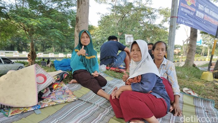 Aminah berkurudung hijau, Kunen berkemeja-tidak berkerudung, penyedia sewa tikar di rest area Palikanci