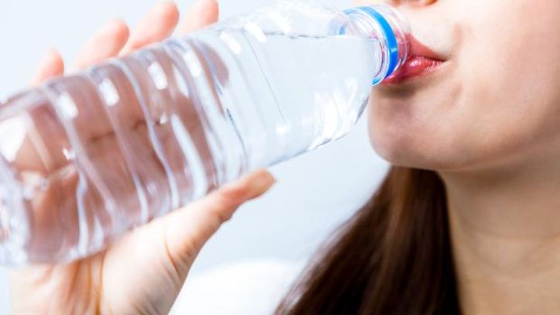Air Mineral Dalam Kemasan Terpapar Nanoplastik, Apa Bahayanya?