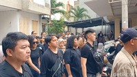 Ge Pamungkas dan Marshel pun turut mengantarkan rekannya hingga ke peristirahatan terakhirnya. Febriyantino Nur Pratama/detikHOT