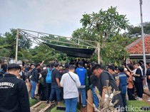 Tangis Istri Iringi Pemakaman Babe Cabita