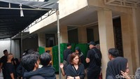 Mereka terlihat begitu kehilangan sosok komika asal Medan tersebut. Febriyantino Nur Pratama/detikHOT