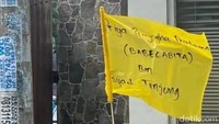 Bendera kuning pun terpasang di dekat rumah duka. Febriyantino Nur Pratama/detikHOT