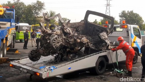 Bagian body kendaraan GrandMax yang hancur dan dipotong petugas rescue