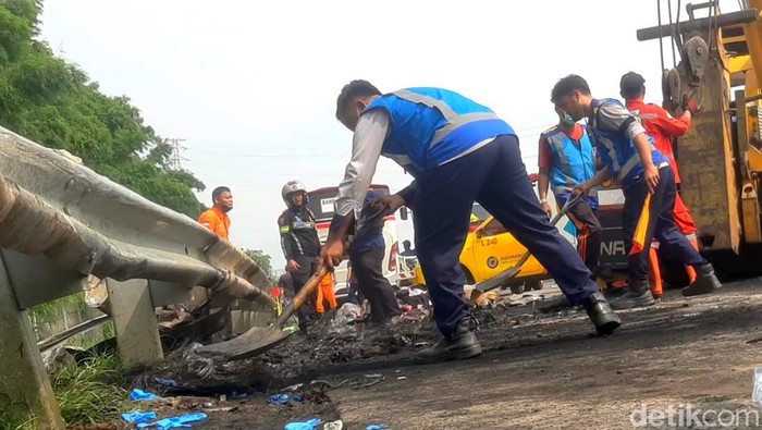 Bagian body kendaraan GrandMax yang hancur dan dipotong petugas rescue