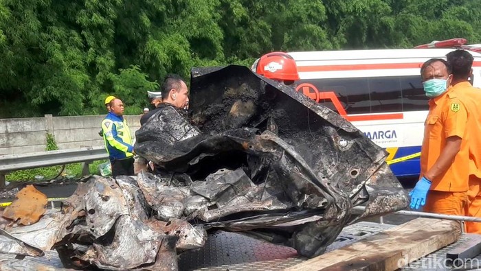Bagian body kendaraan GrandMax yang hancur dan dipotong petugas rescue