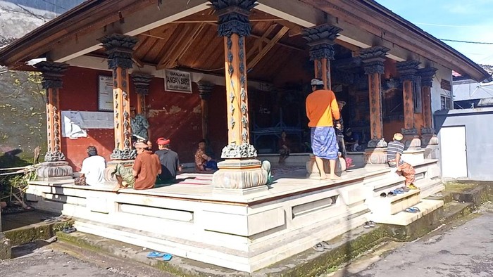 Umat Hindu dan Islam Dusun Angansari, Desa Kutuh, Bangli, saat rapat setiap buda kliwon, Rabu (3/4/2024)