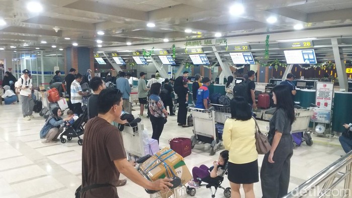 Bandara Sultan Hasanuddin Makassar Masih Ramai Pemudik Di H-1 Lebaran