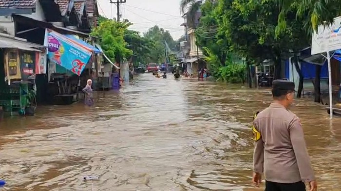 Banjir di Kota Pasuruan yang diduga menyebakan seorang balita umur 3 tahun tewas karena hanyut.