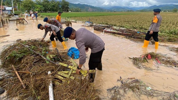 BPBD Kabupaten Gorontalo Utara, Provinsi Gorontalo melaporkan sebanyak 7.079 warga terdampak banjir dan tanah longsor.