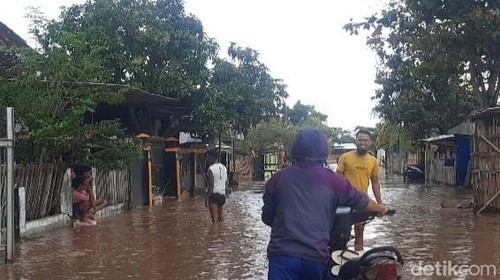 Banjir melanda dua dusun di Bima, NTB.