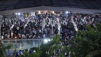 Sebagian dari mereka ada yang beristirahat di masjid.