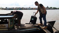 Mudik lebaran dari Pontianak ke sejumlah desa di Kabupaten Kubu Raya, Kalimantan Barat dengan menggunakan kapal kayu tersebut menjadi pilihan bagi warga karena biayanya yang terjangkau yaitu sebesar Rp25 ribu per orang. 