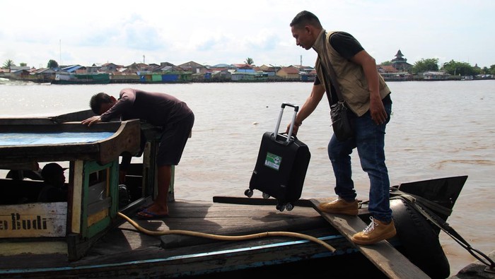 Penumpang menaiki kapal kayu sebelum keberangkatan di Pelabuhan Kapuas Besar, Pontianak, Kalimantan Barat, Selasa (9/4/2024). Mudik lebaran dari Pontianak ke sejumlah desa di Kabupaten Kubu Raya, Kalimantan Barat dengan menggunakan kapal kayu tersebut menjadi pilihan bagi warga karena biayanya yang terjangkau yaitu sebesar Rp25 ribu per orang. ANTARA FOTO/Jessica Wuysang/pras.