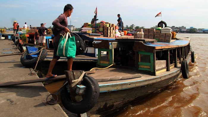 Penumpang menaiki kapal kayu sebelum keberangkatan di Pelabuhan Kapuas Besar, Pontianak, Kalimantan Barat, Selasa (9/4/2024). Mudik lebaran dari Pontianak ke sejumlah desa di Kabupaten Kubu Raya, Kalimantan Barat dengan menggunakan kapal kayu tersebut menjadi pilihan bagi warga karena biayanya yang terjangkau yaitu sebesar Rp25 ribu per orang. ANTARA FOTO/Jessica Wuysang/pras.
